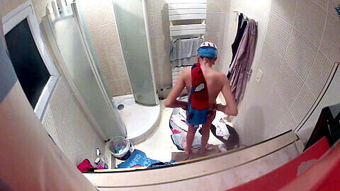 Caméra cachée filme une adolescente sous la douche - Partie 1 sur 4