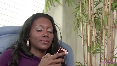 Un ragazzo eccitato gode nel far godere appieno la selvaggia cougar ebony Nyomi Banxxx