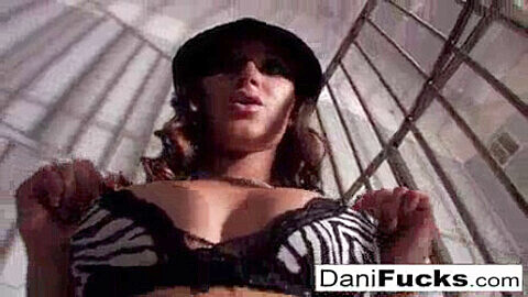 La magnifique Dani Daniels est incroyablement sexy dans cette vidéo de masturbation en solo !