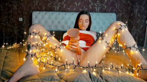 Una ragazza in forma usa un sex toy per far godere la sua figa stretta con luci di Natale - gemendo e sentendosi pazzesca di piacere!