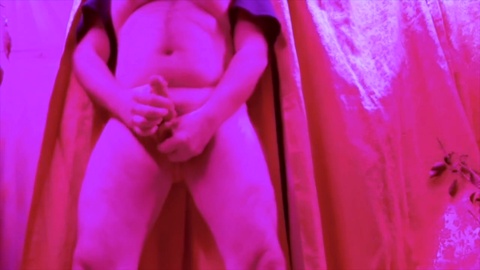Retro Grindhouse : Le projectionniste pervers se masturbe depuis l'arrière du rideau du théâtre