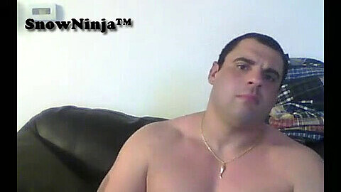 Fisicoculturista ruso-italiano musculoso muestra sus músculos en la webcam para una audiencia gay