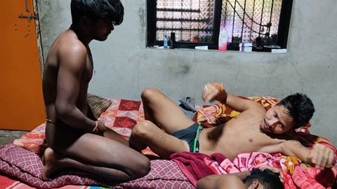 Jóvenes de pueblo indio se divierten en una antigua casa durante una escapada de trío