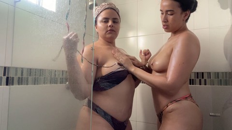 Hermanastras compartiendo una ducha caliente, acariciándose y besándose