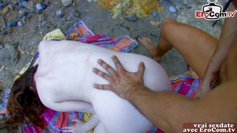 Joven adolescente francesa menuda es follada analmente al aire libre en la playa