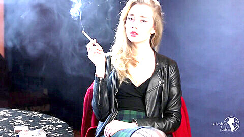 Smoking woman, تدخين