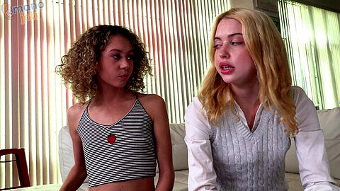 18-jährige Chloe Cherry und Allie Addison helfen beim Wichsen in einem heißen POV-Video.