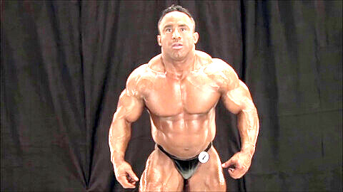 Male bodybuilders posing naked, belle gambe muscolose, black muscle flexing