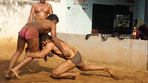 Pratica mattutina di Kushti Wrestling in India con wrestler attraenti e fighi