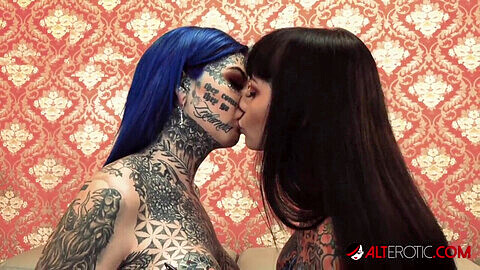 Las bellezas tatuadas Amber Luke y Tiger Lilly se divierten con juguetes sexuales