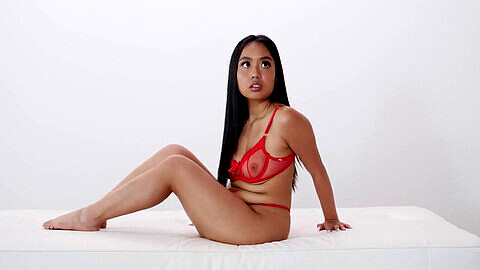La sexy adolescente asiática de 18 años, Thestreamer, impresiona en su casting privado.