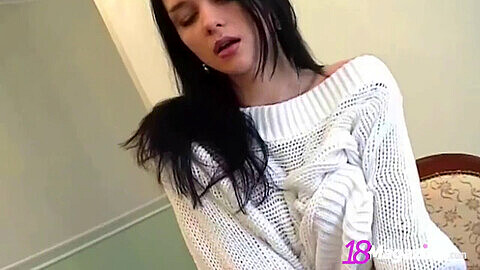 La seducente Katie Fey stuzzica in un maglione e uno slip a perizoma, mostrando il suo corpo sensuale