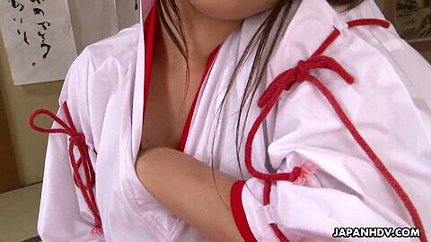 ¡La bella asiática Airi en Kimono ordeña y estimula seductoramente en su vídeo por primera vez!