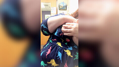 Dralles Teengirl spielt mit ihren Titten im Arztzimmer