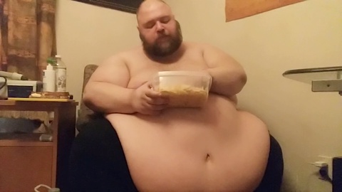 Lavorare sul mio stomaco invernale: praticare il mio feticismo di feedee attraverso lo stuffing e il mukbang, abbracciando le mie forme obese