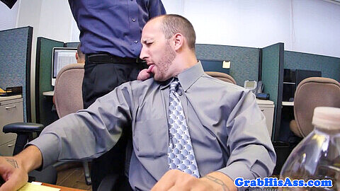 Joven musculoso de oficina recibe un fuerte castigo en su trasero en un trío caliente en el trabajo.
