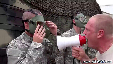 Cuentos eróticos de extracción de esperma militar y soldados ébano calientes disfrutando por sí mismos.