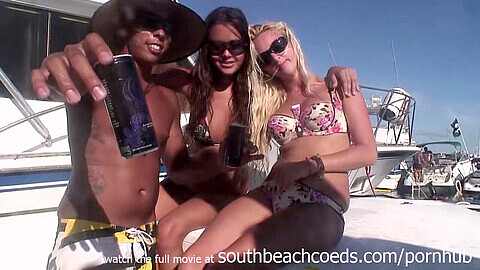 Belles nanas chaudes font la fête nues en bateau en Floride