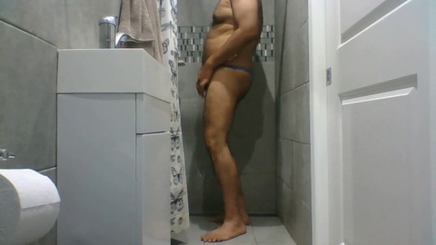 Stallone indiano si fa una doccia rinfrescante dopo una lunga giornata lavorativa