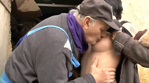 Jeune salope française se fait baiser par un vieux pendant que son mari regarde