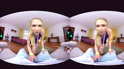 Die atemberaubende Blondine Lucy Heart gibt einen atemberaubenden Blowjob in einer immersiven VR-Erfahrung, um ihre Dankbarkeit zu zeigen